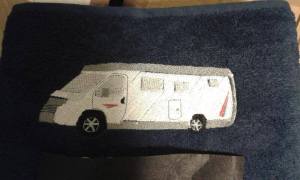 Karavaanarille sauna- ja kasvopyyhe oman auton kuvalla.