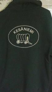 Kesäniemi -hupparin selkään 2